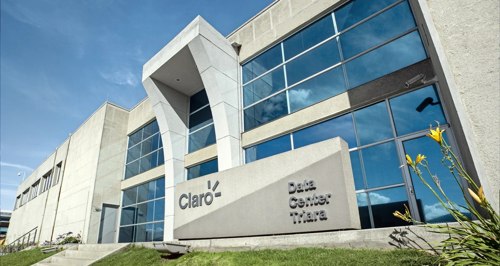 un edificio con cesped y el cielo azul