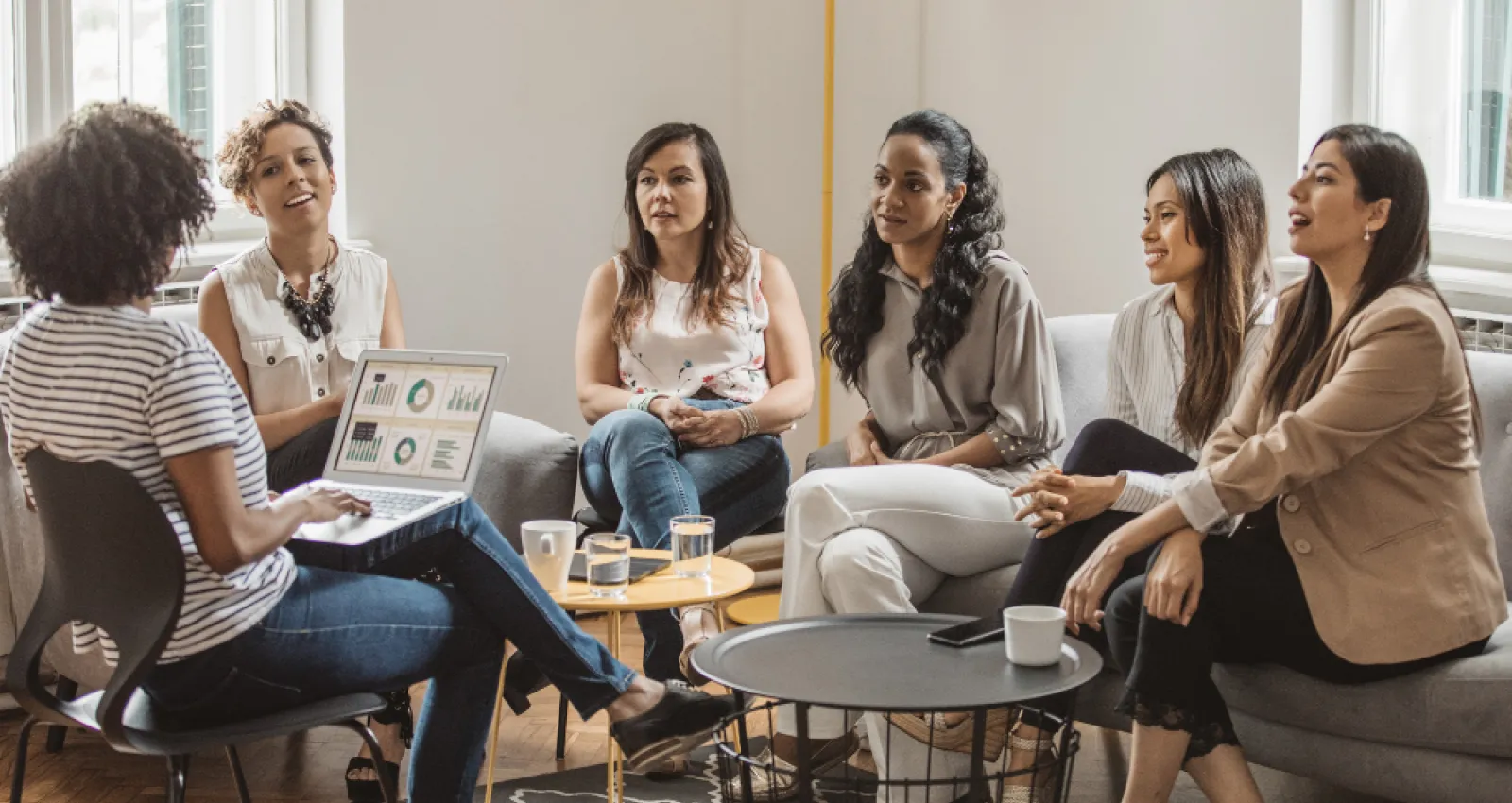 Mujeres trabajando juntas