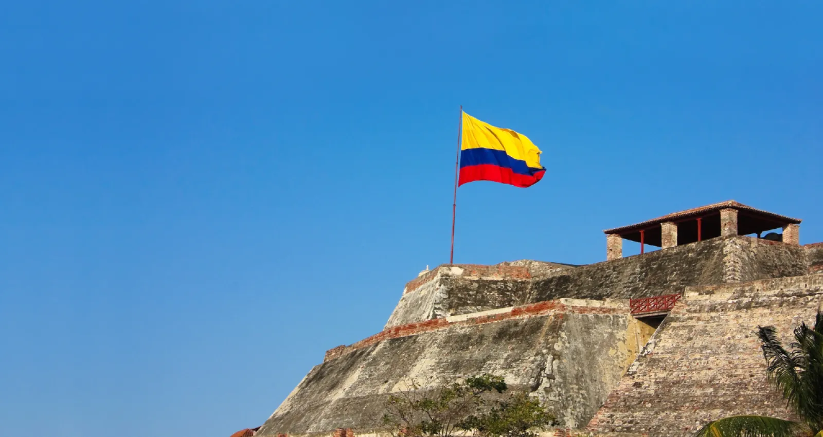 bandera de colombia murallas de cartagena