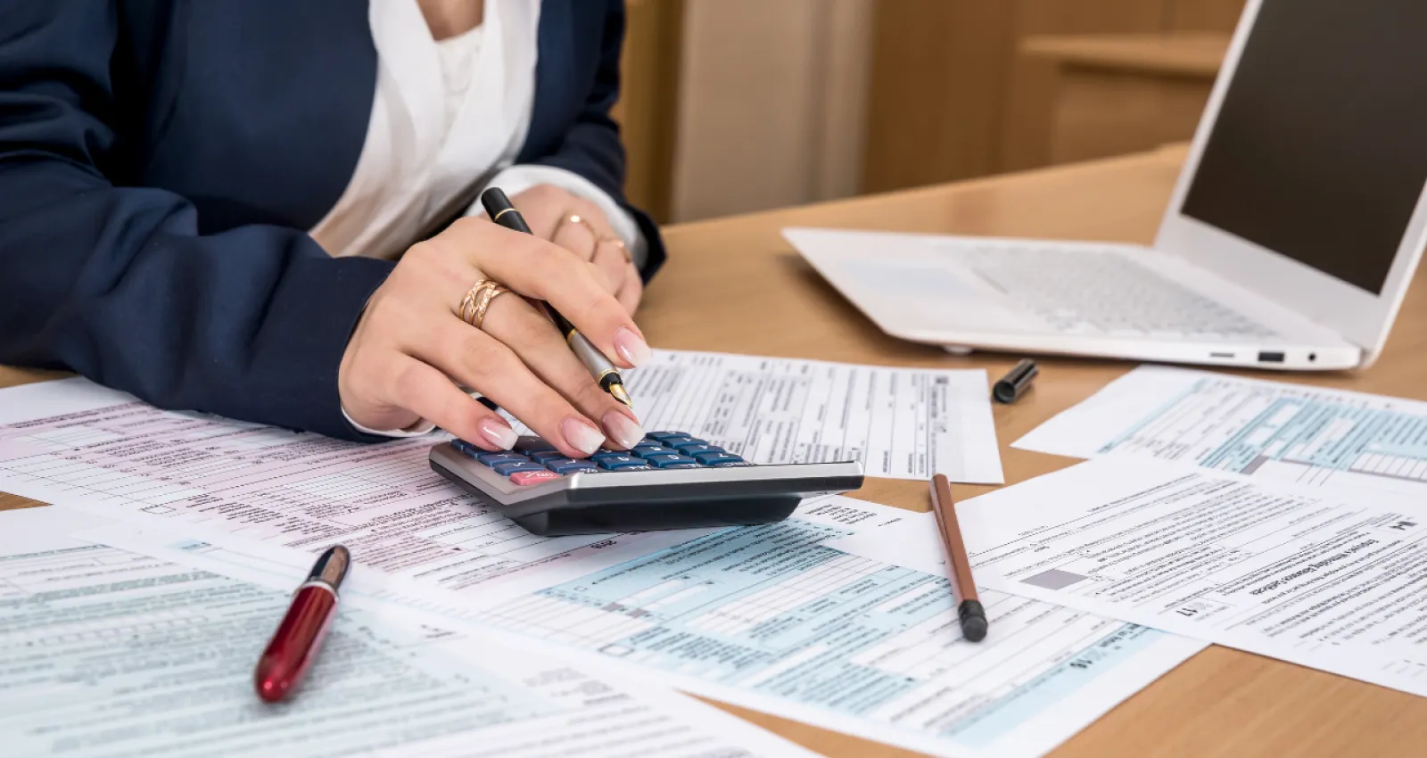 calculadora y papeles en una mesa