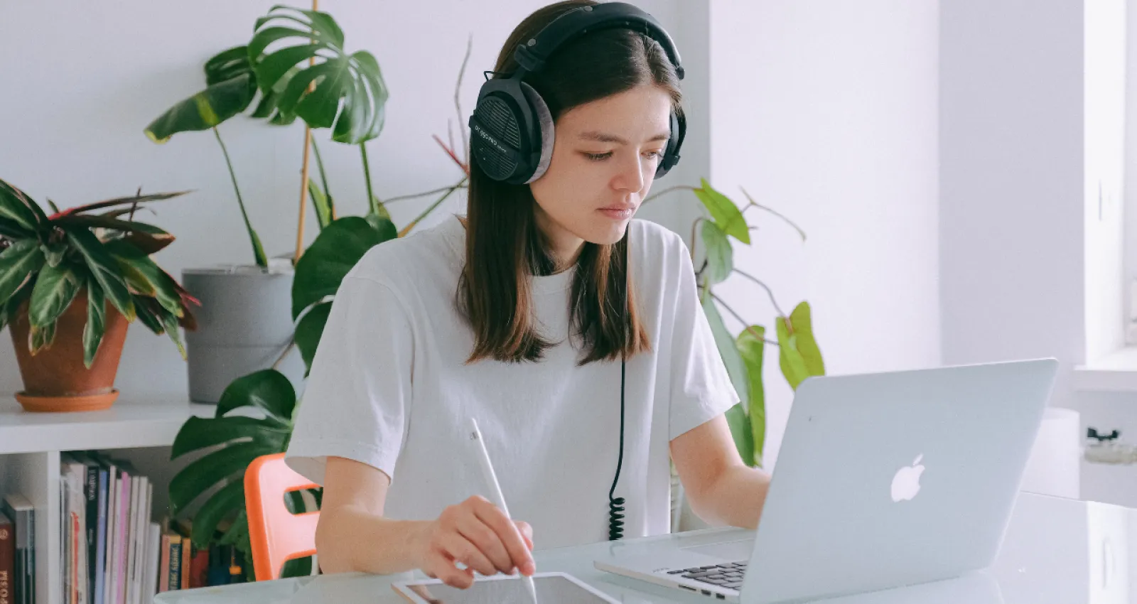 persona trabajando en un computador