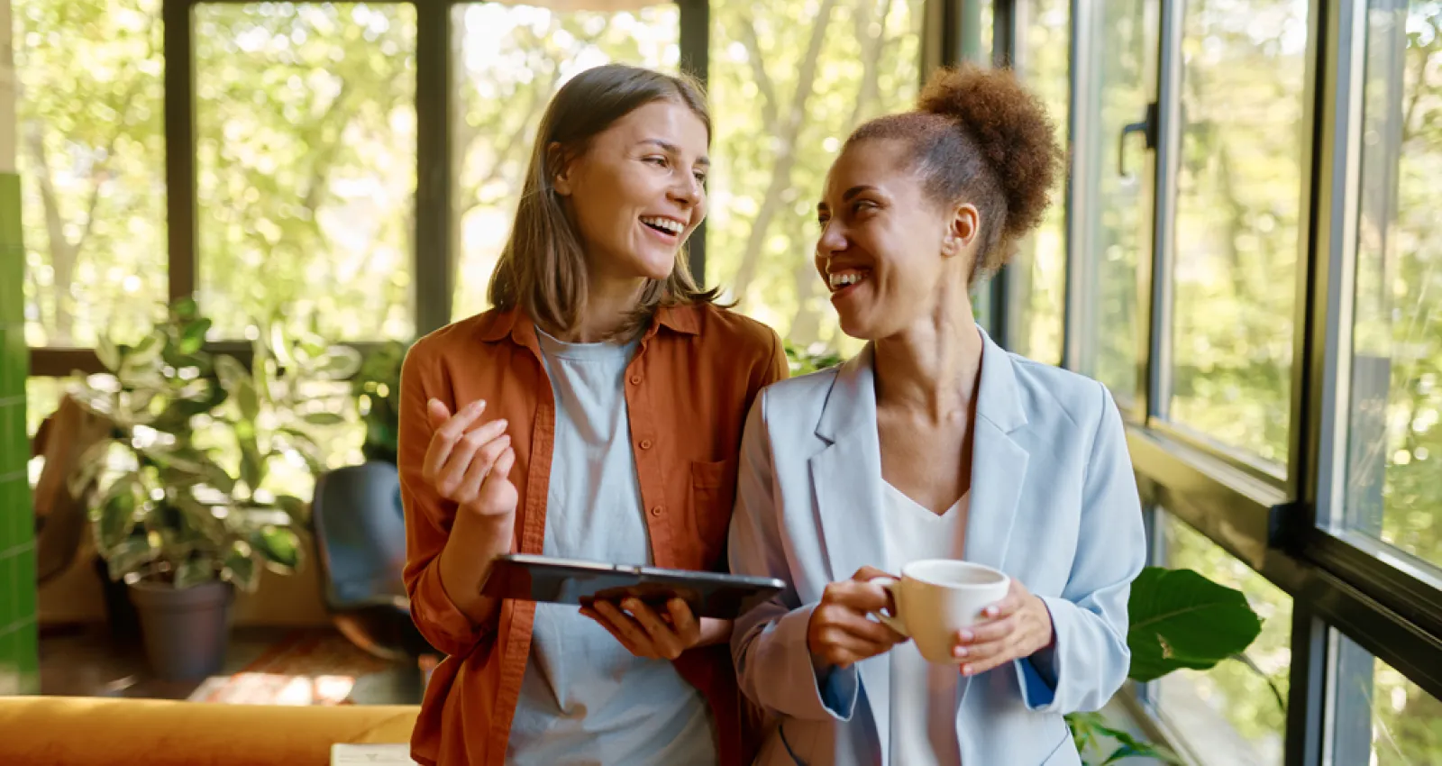 Dos mujeres hablando en una oficina