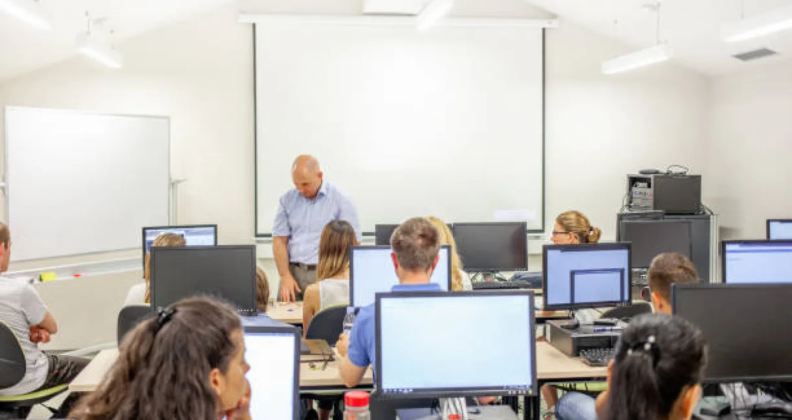 Estudiantes en el aula de clase