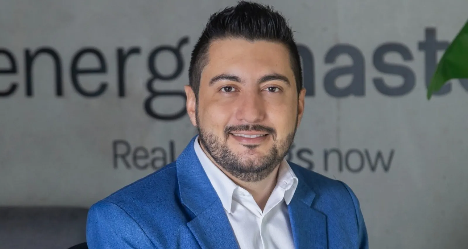 foto de un señor con un blazer mirando a la cámara
