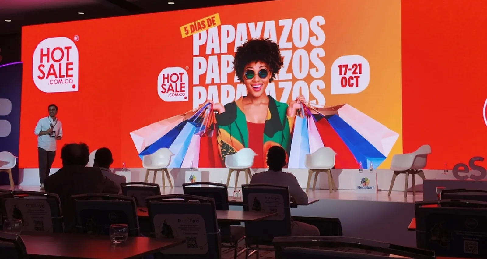 Foto de una persona exponiendo frente a un público