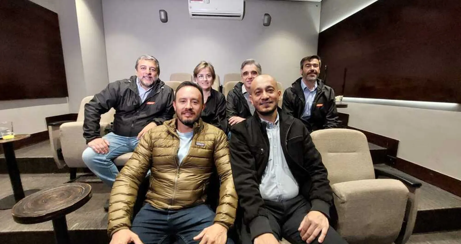 foto de varias personas posando frente a la cámara