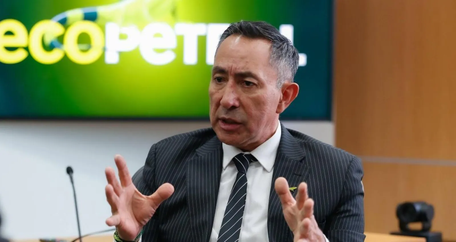Foto de un señor con un fondo que dice ecopetrol