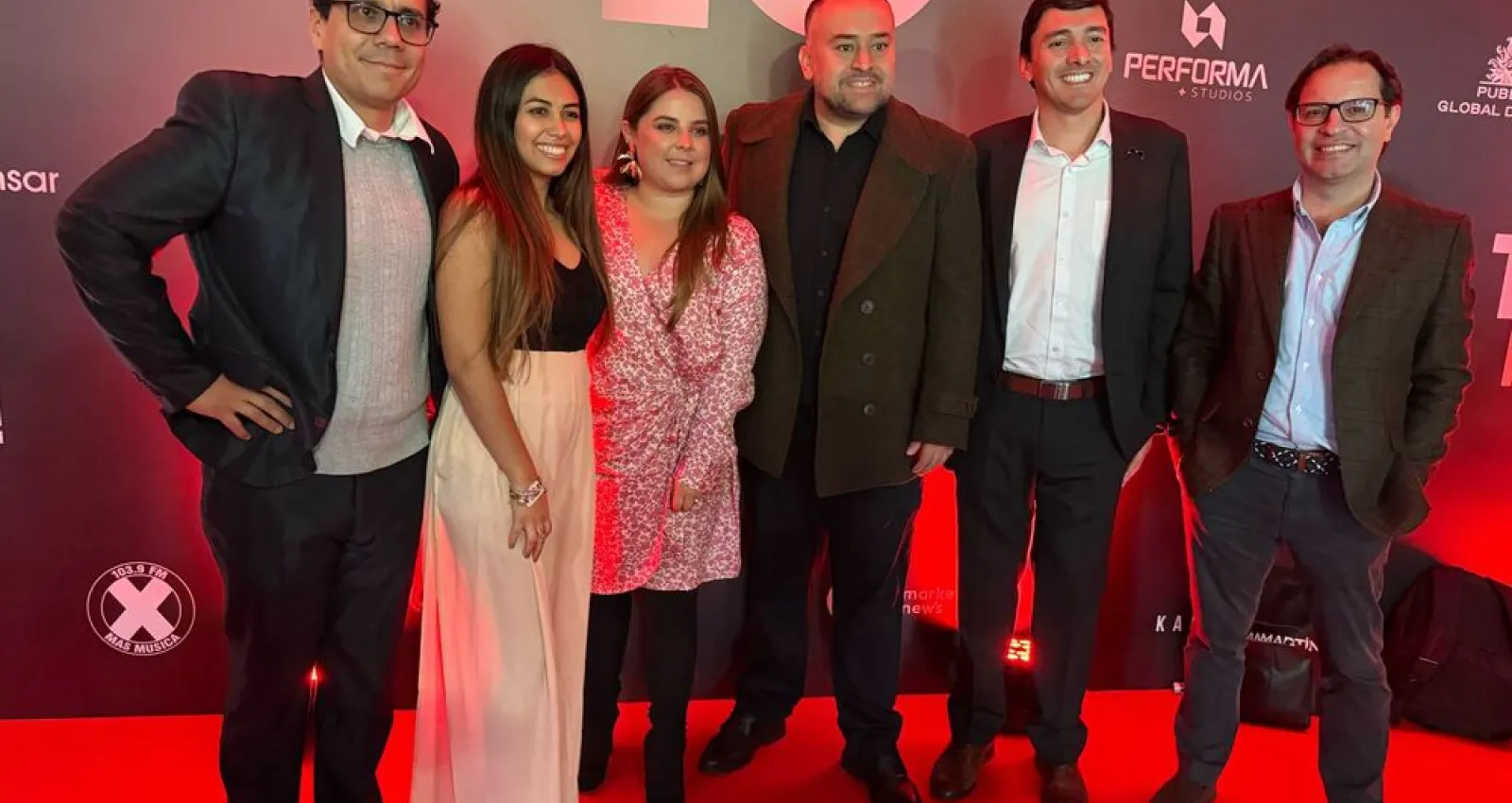 Foto de 6 personas posando para una foto