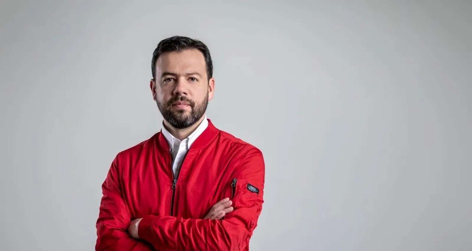 Foto de Carlos Fernando Galán con un fondo gris