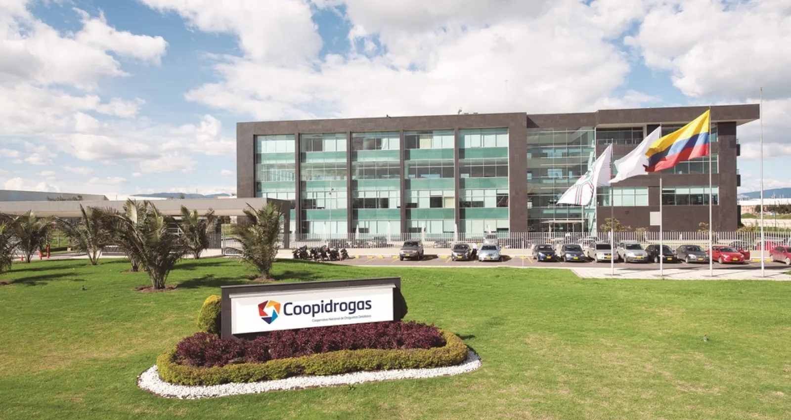 Foto de una empresa con pasto a su alrededor