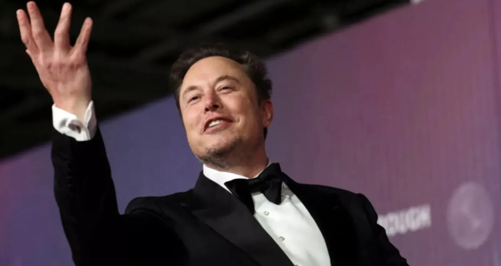 Foto de Elon Musk con un traje