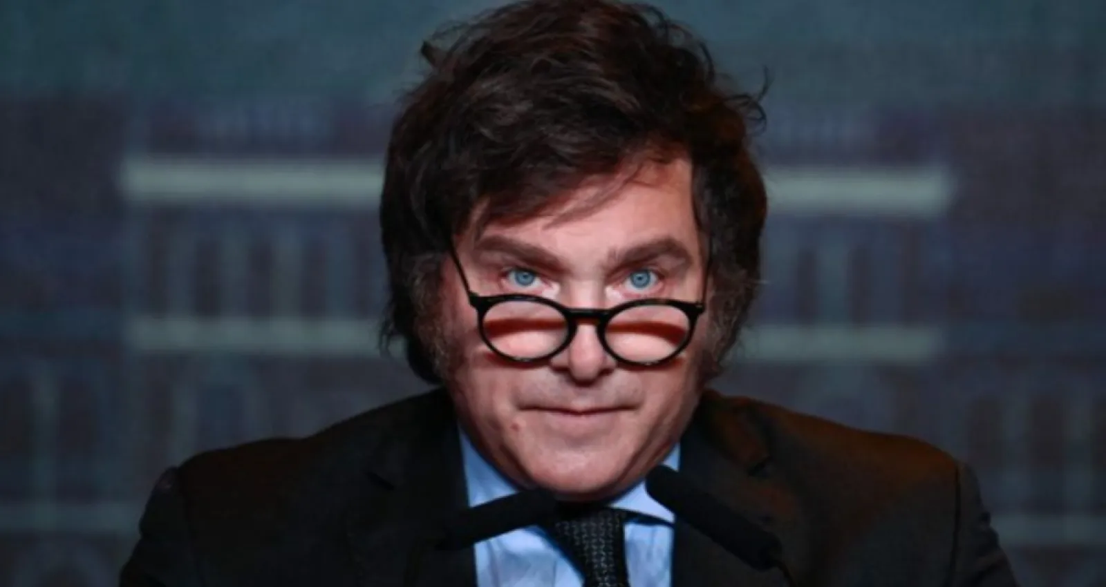 Foto de Javier Milei mirando a la cámara