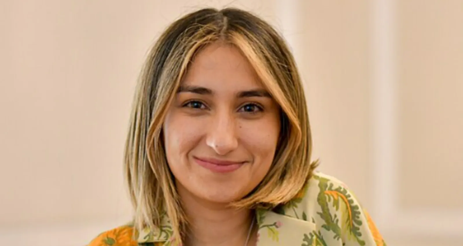 Foto de Laura Sarabria mirando a la cámara