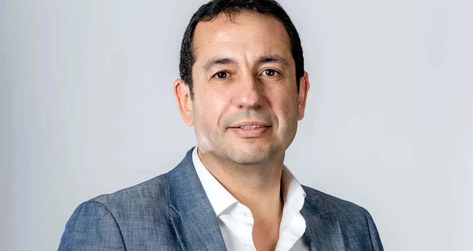Foto de Marcelo Castiglione, un hombre con traje azul y camiseta blanca