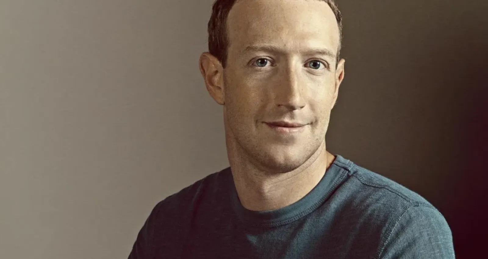 foto de mark zuckerberg con fondo gris