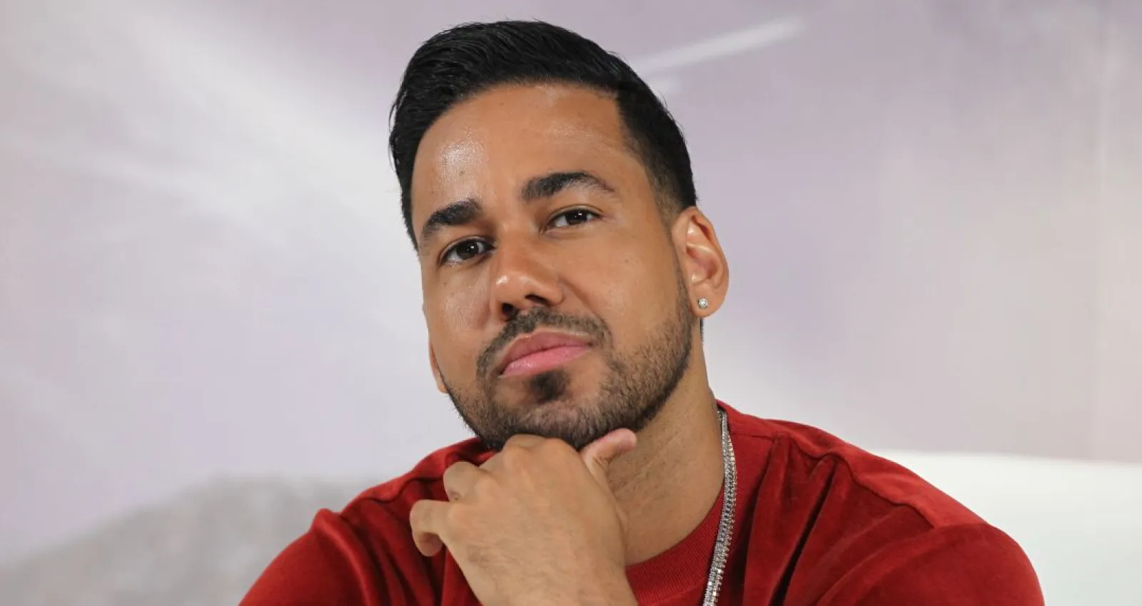 Foto de Romeo Santos mirando a la cámara
