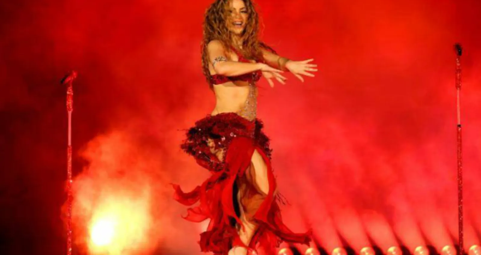 Foto de Shakira sobre un escenario con traje rojo