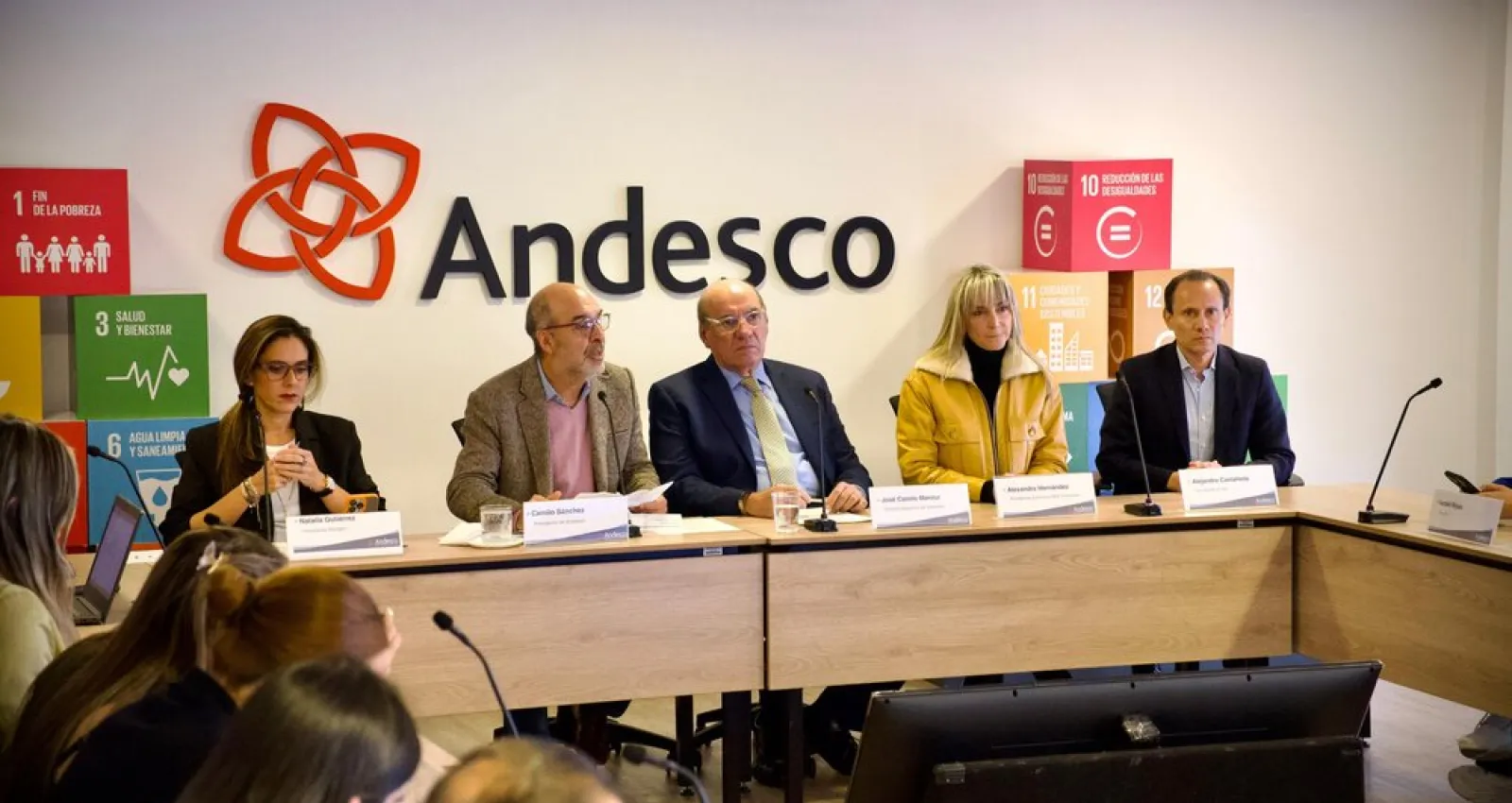 Foto de cuatro personas sentadas en una mesa
