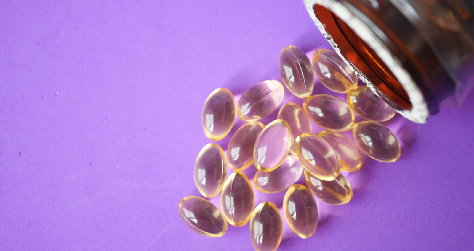 Foto de capsulas sintéticas con un fondo morado