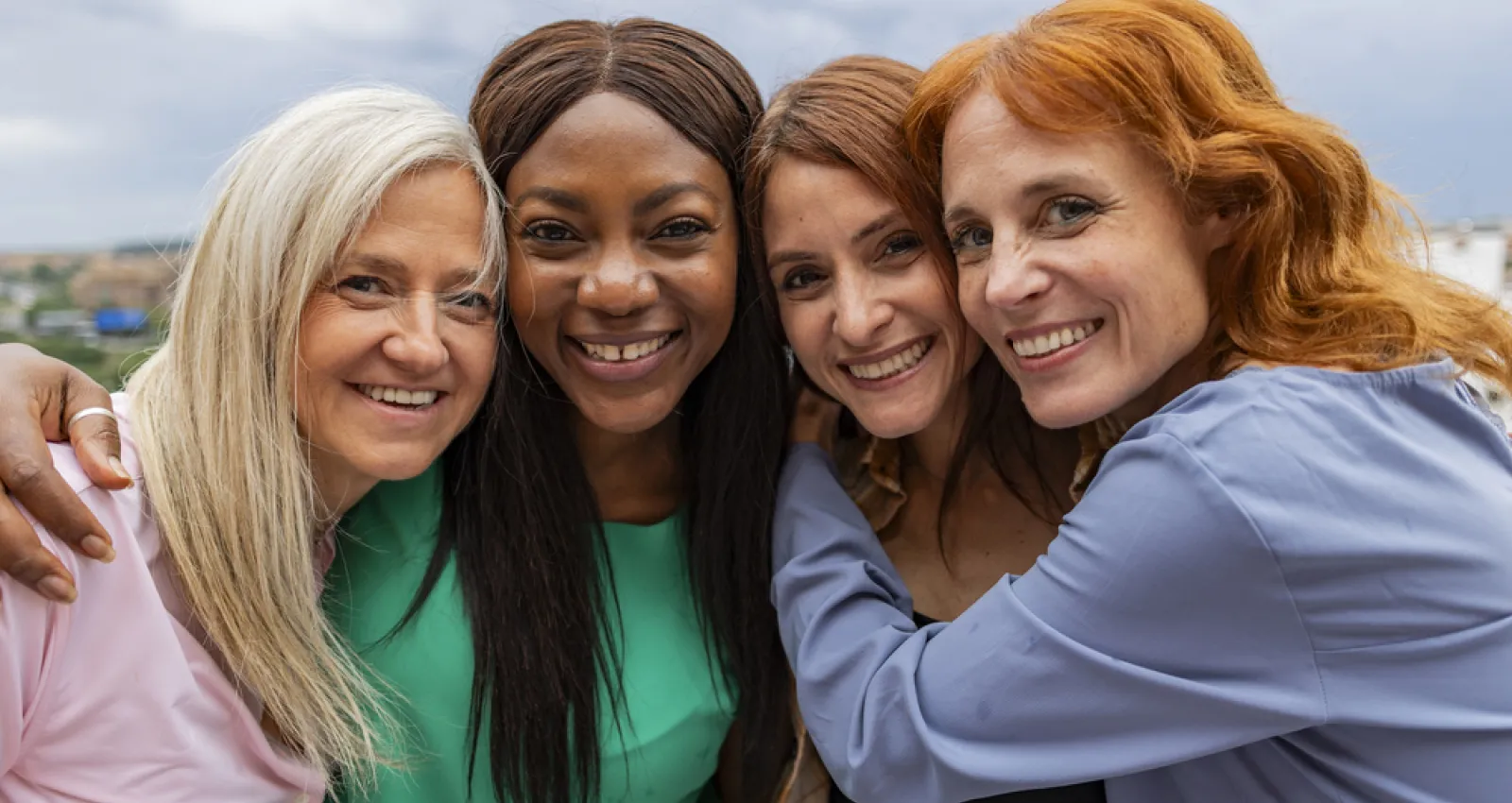 Foto de cuatro mujeres mirando a la cámara