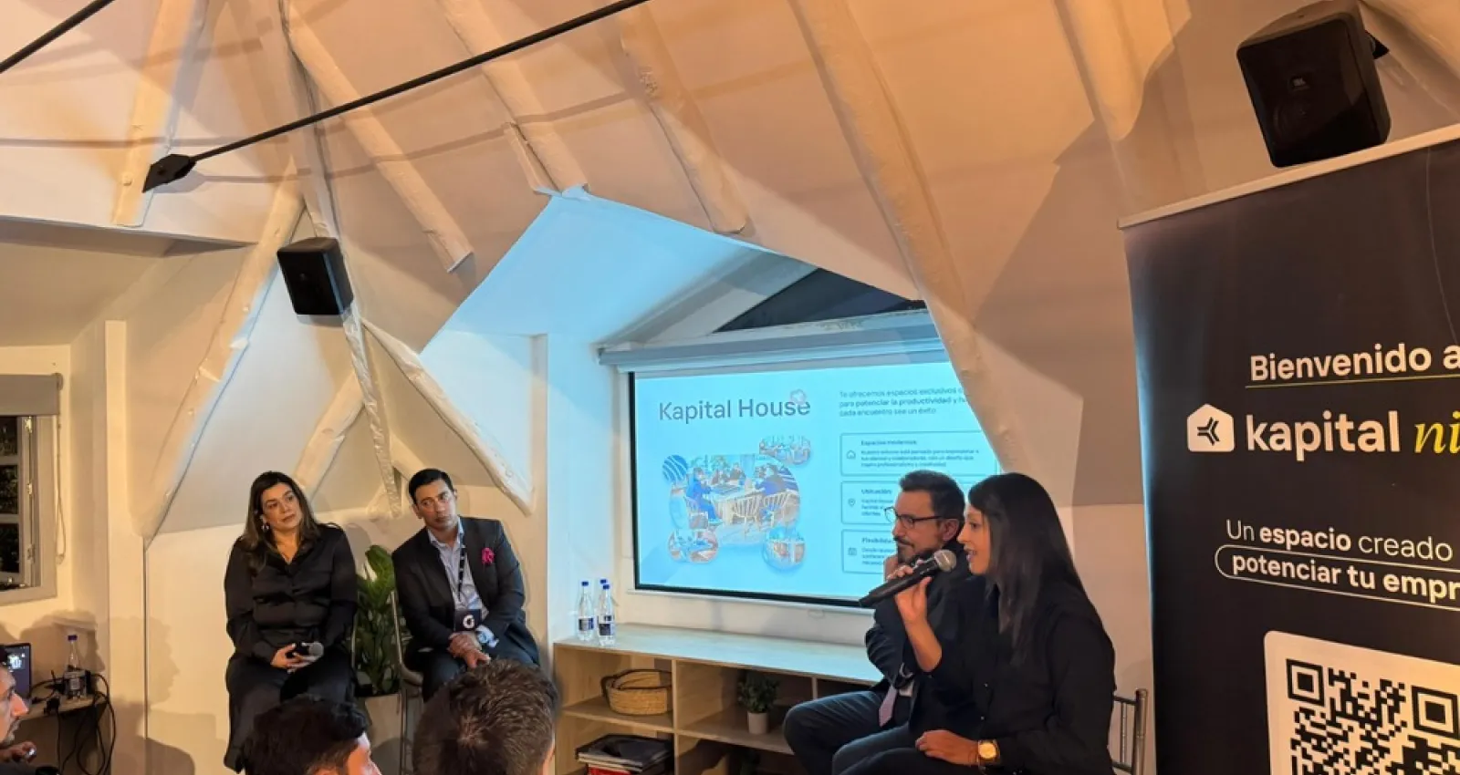 Foto de cuatro personas presentando un tema en kapital nights
