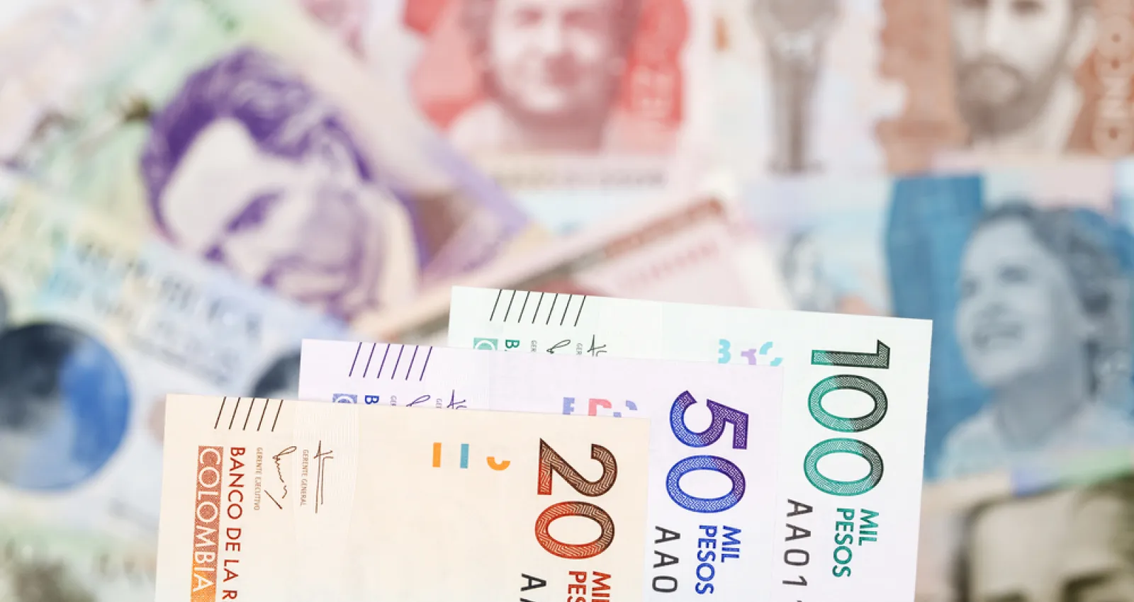 Foto de diferentes billetes que se encuentran en colombia