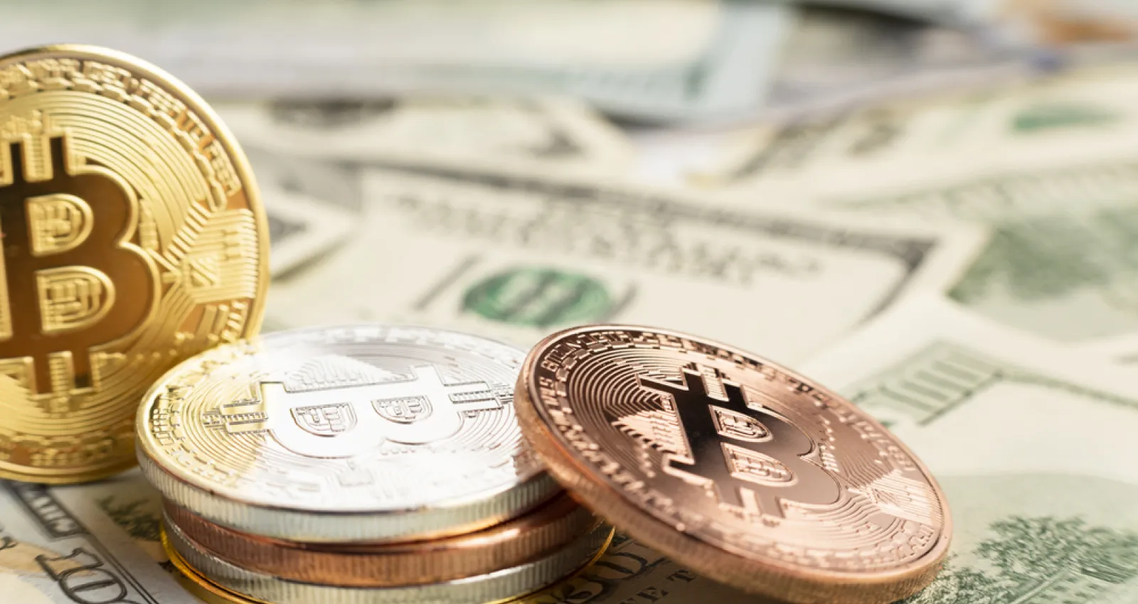 Foto de dinero sobre una mesa