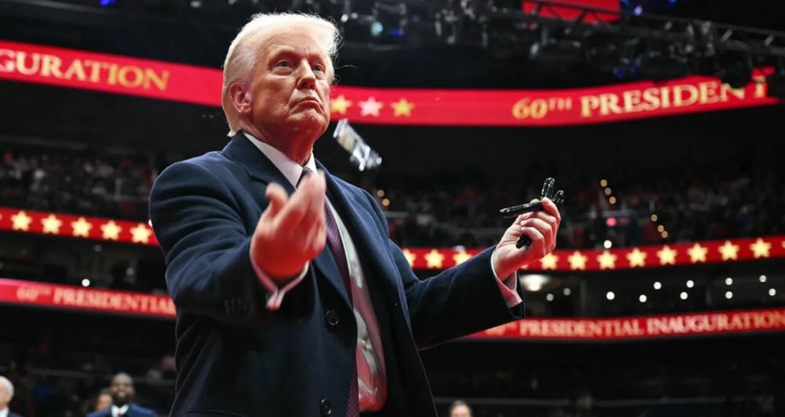 Foto de donald trump haciendo señales