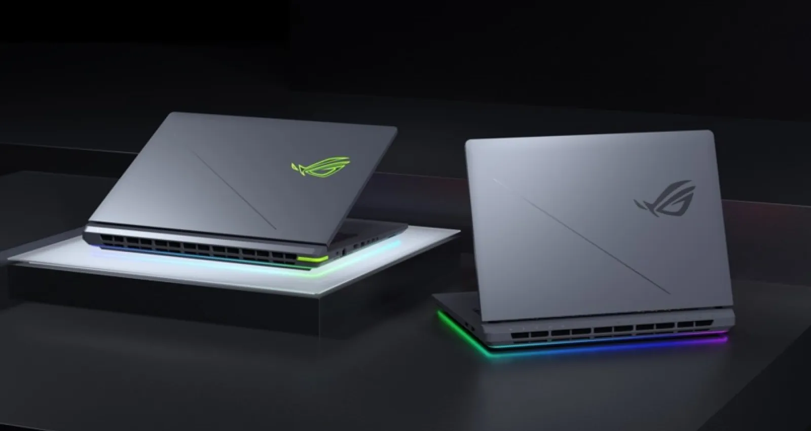 Foto de dos computadores ASUS con fondo negro