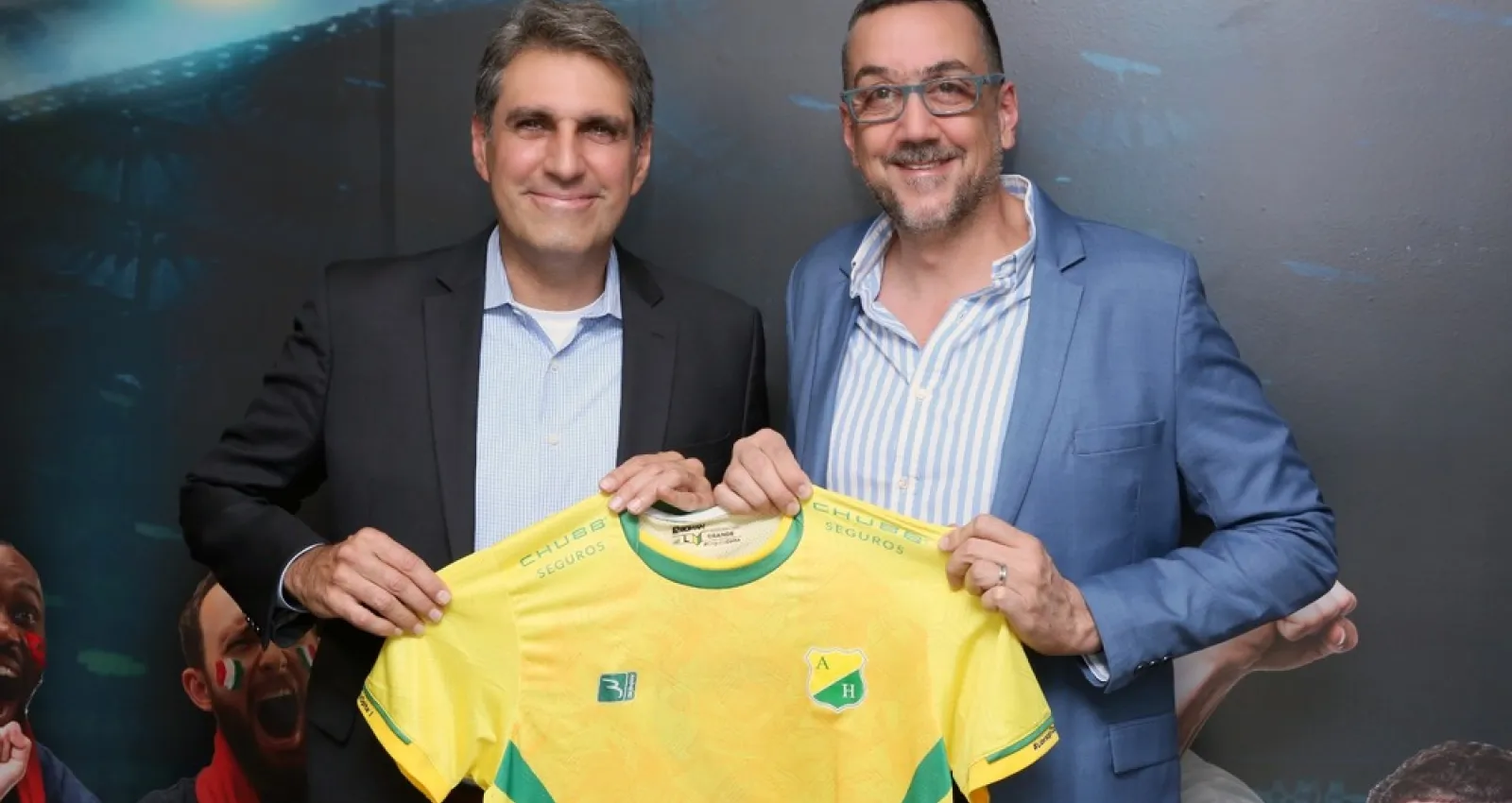 Foto de dos dirigentes con la camiseta en la mano
