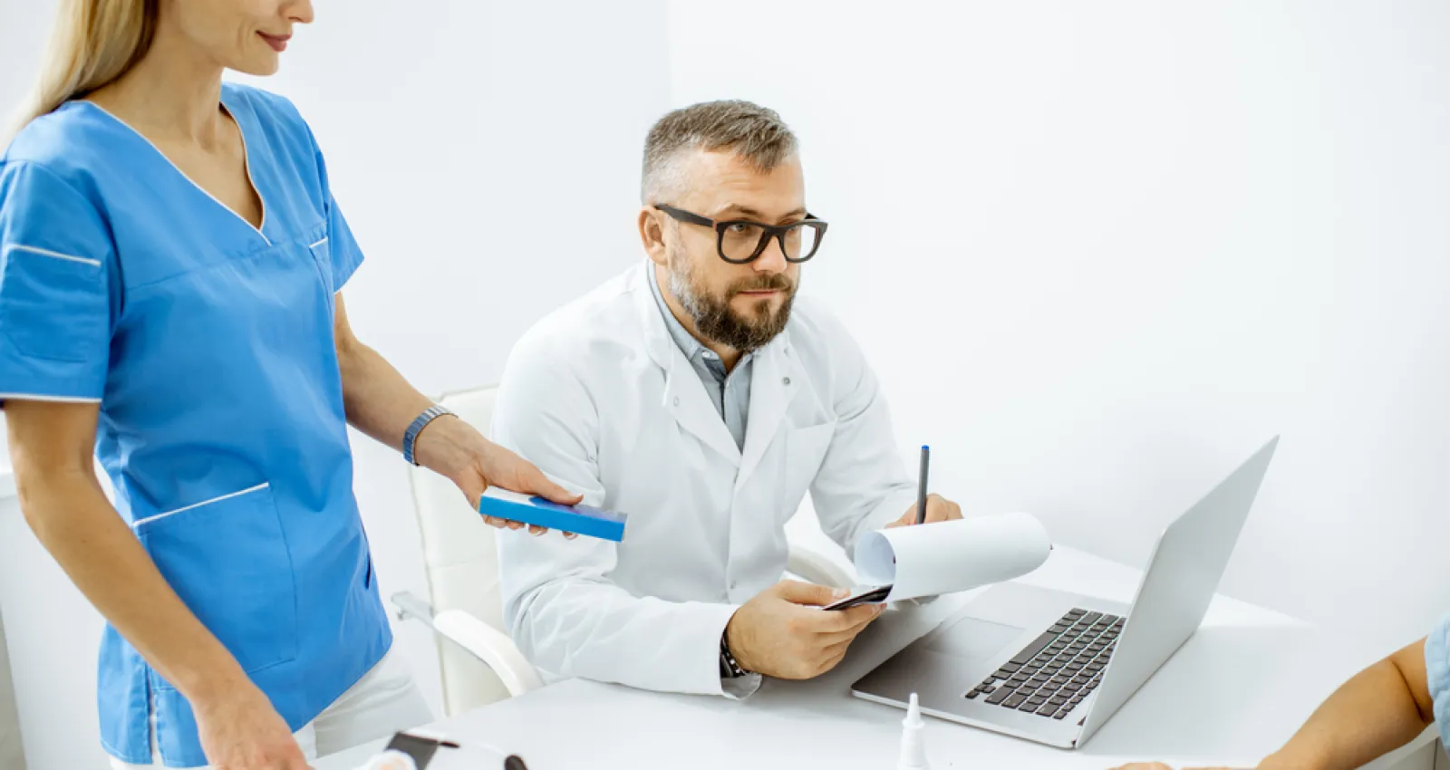 Foto de dos médicos mirando a un computador