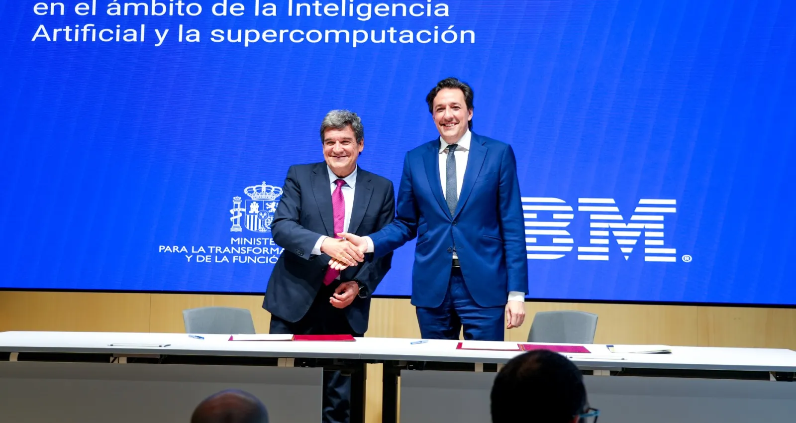 Foto de dos personas ejecutivas dandose la mano el uno al otro