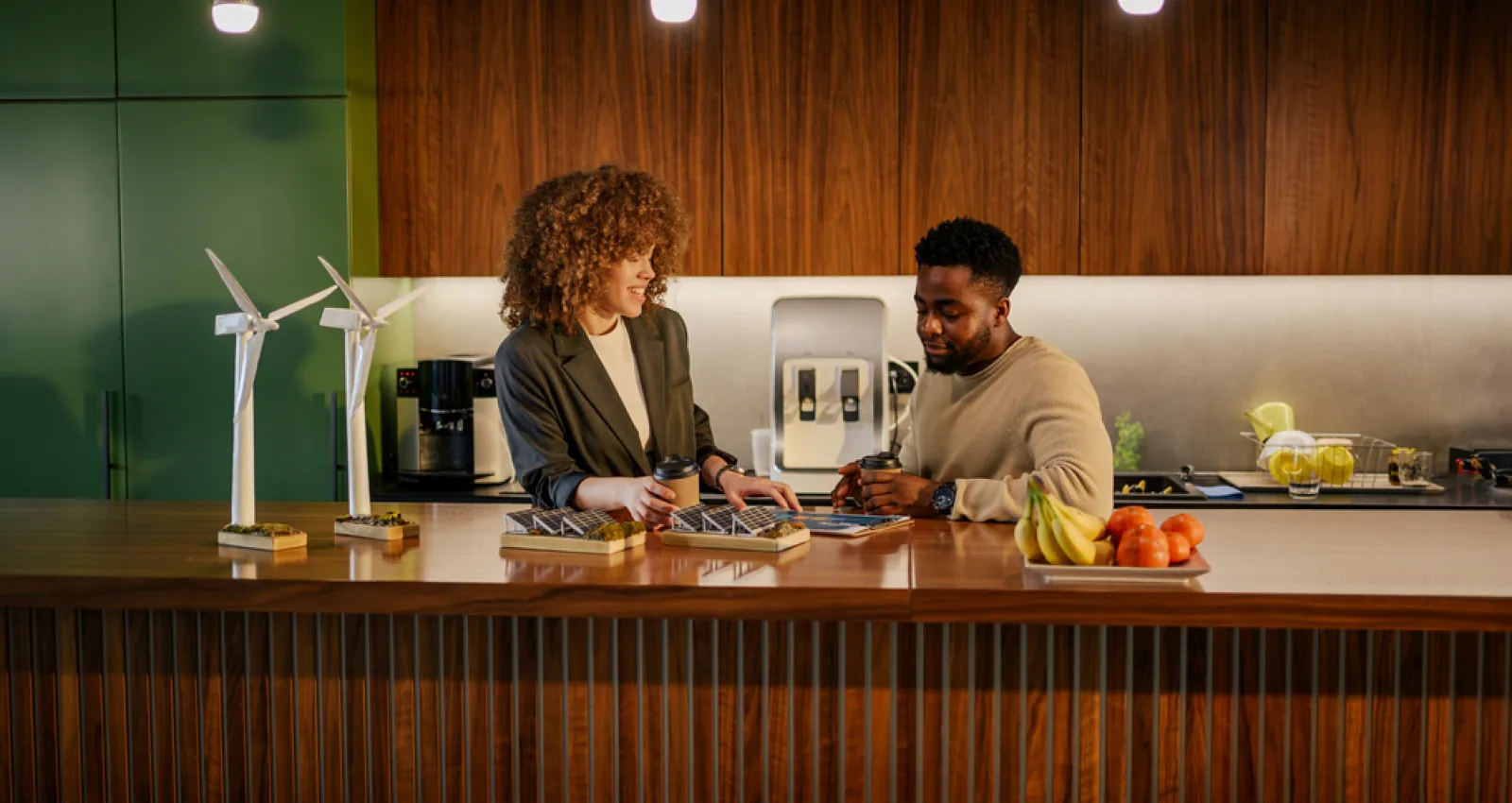 Foto de dos personas hablando en una cocina