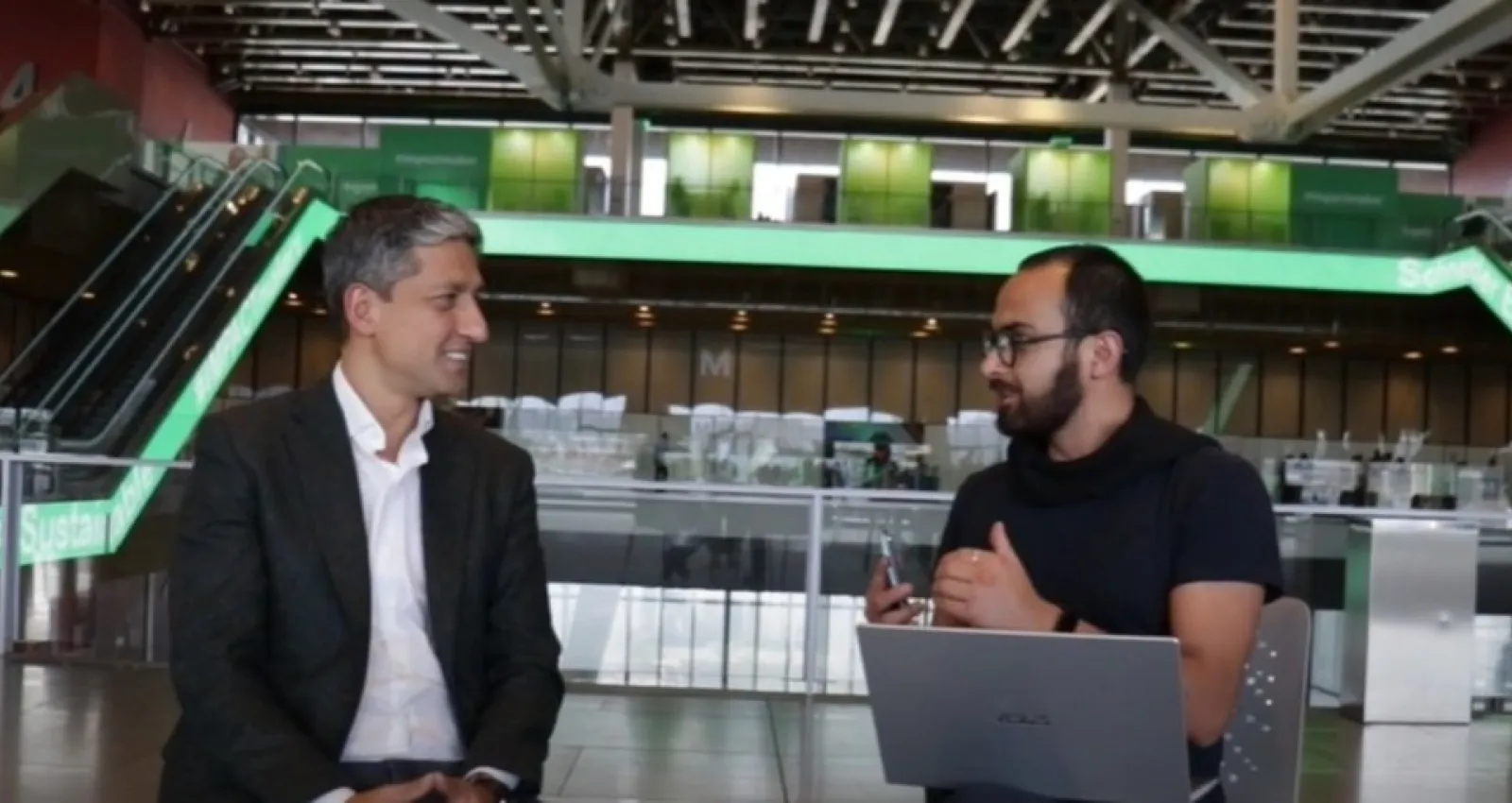 Foto de dos personas hablando en una entrevista