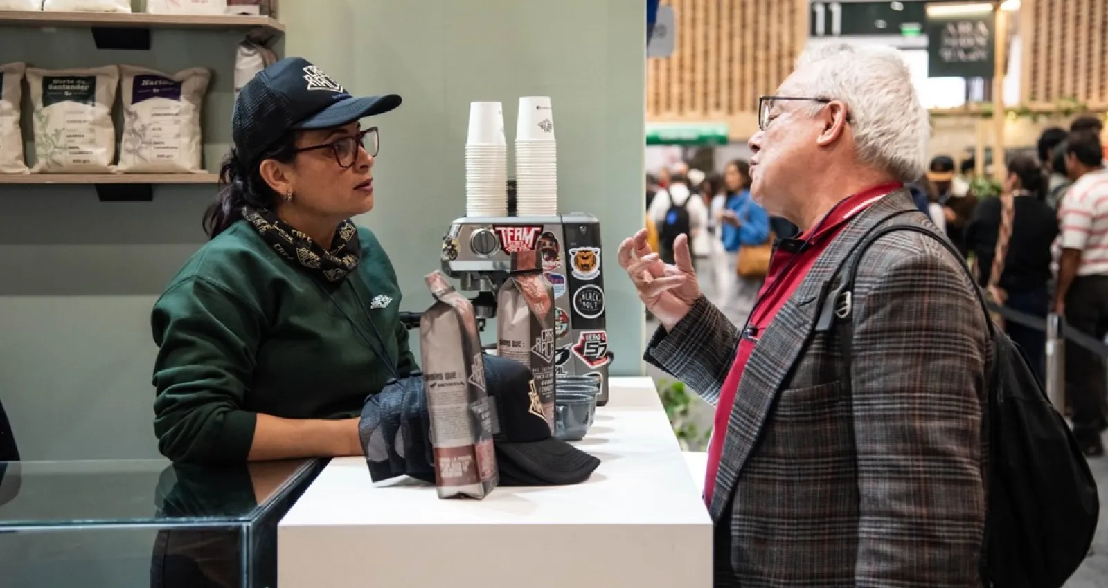 Foto de dos personas hablando en una feria