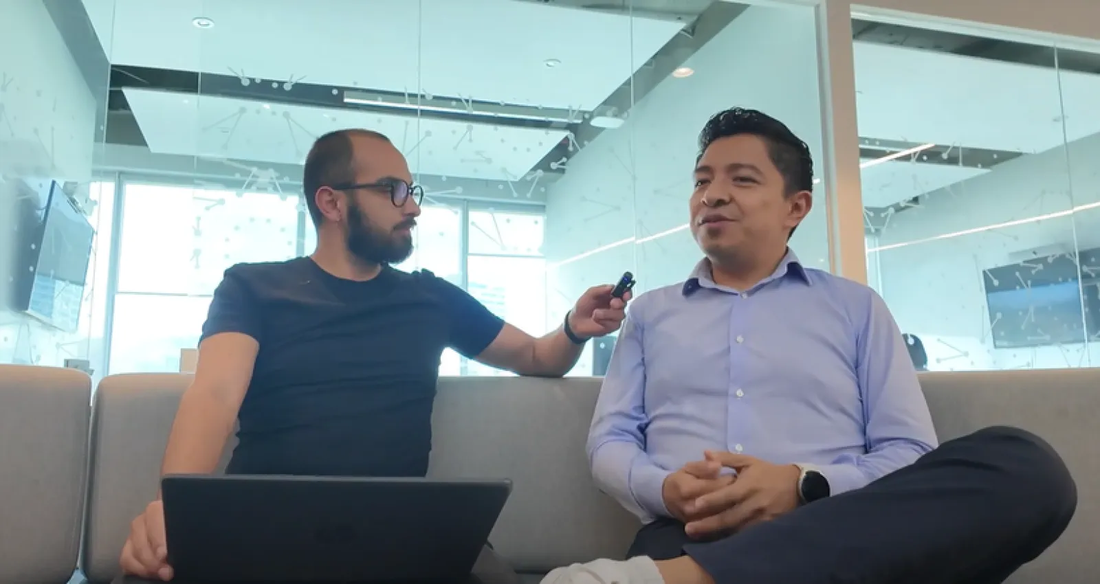 Foto de dos personas hablando sentados sobre un sofa
