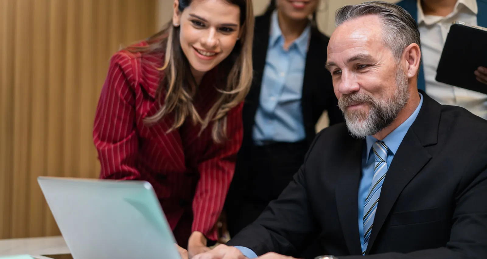 Foto de dos personas mirando un computador