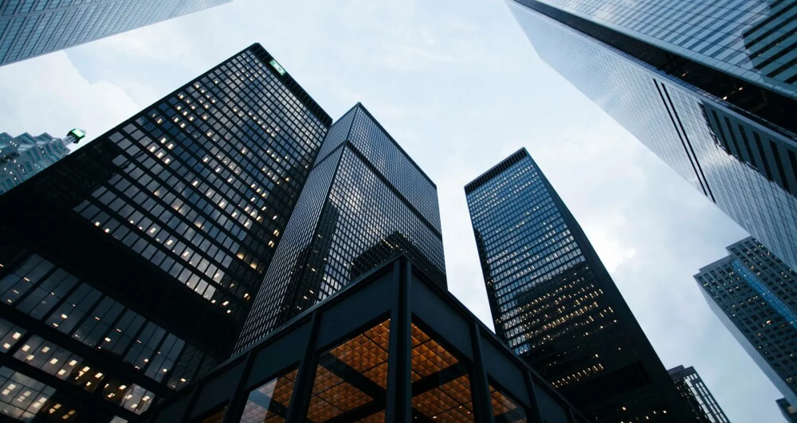 Foto de edificios estadounidenses con fondo azul