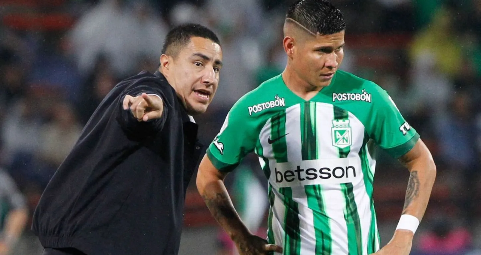 Foto de un director técnico señalando a un jugador