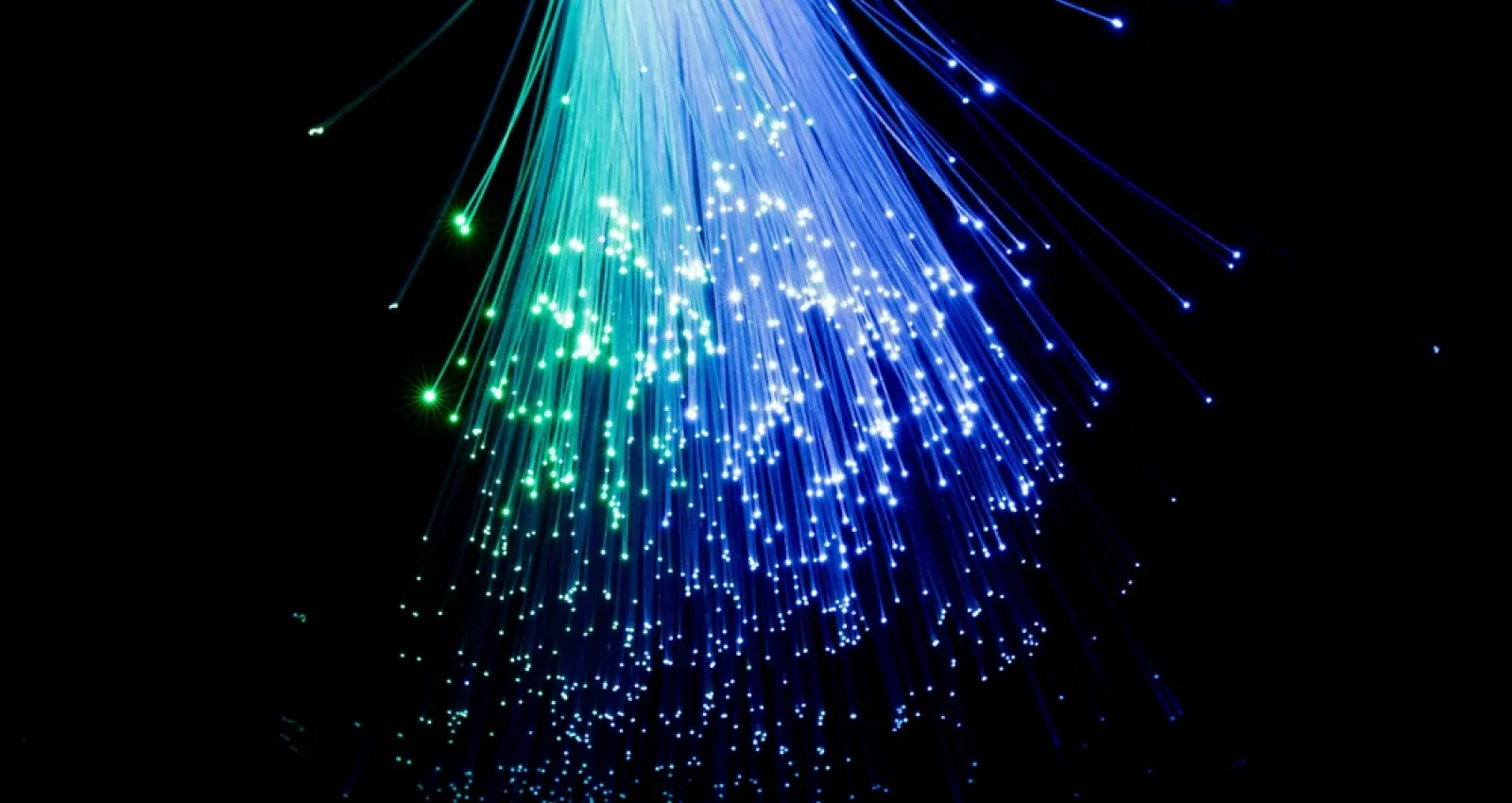 Foto de fibra optica de colores verdes y azules