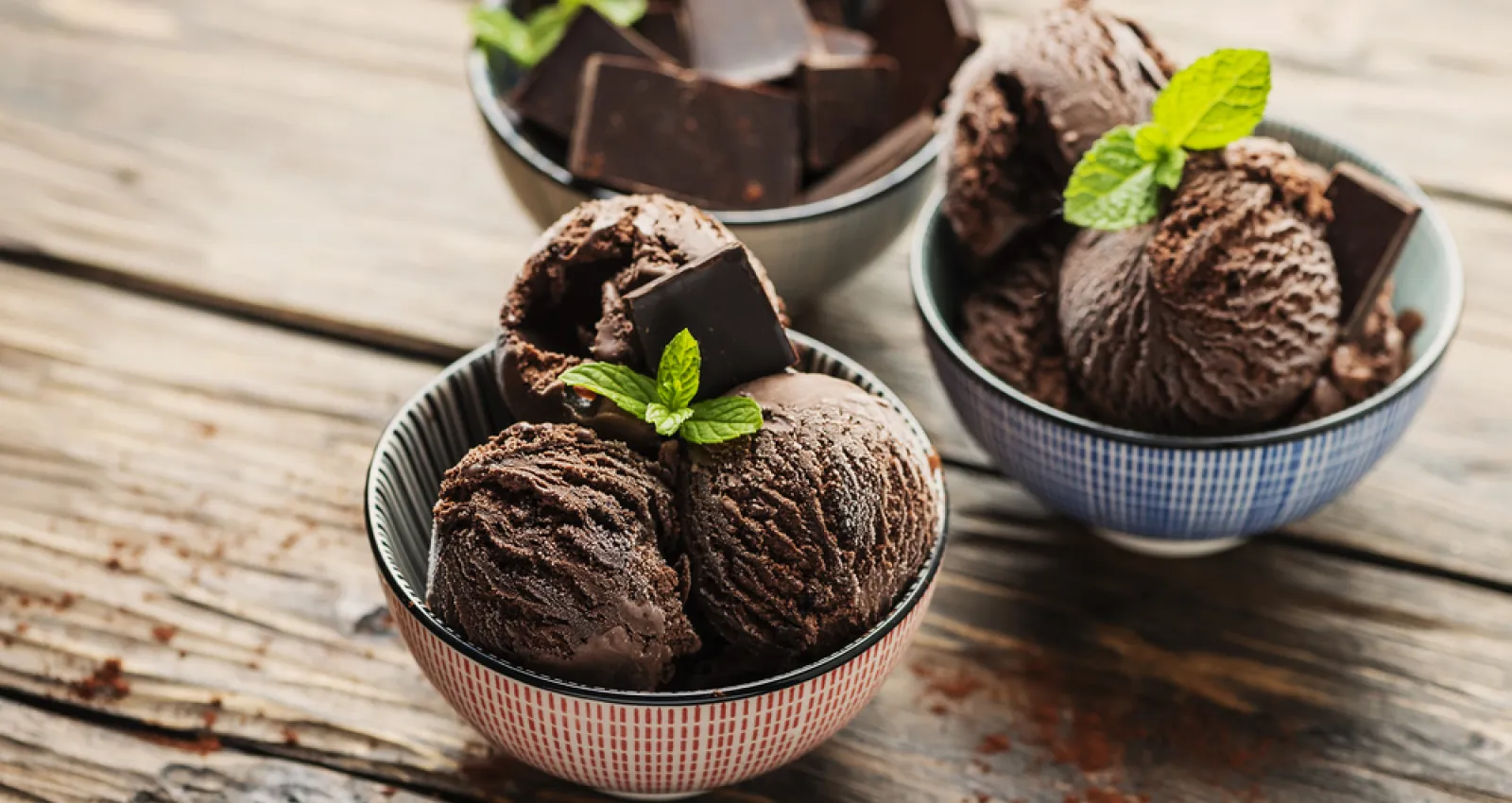 Foto de helados de chocolate con una hoja de menta 