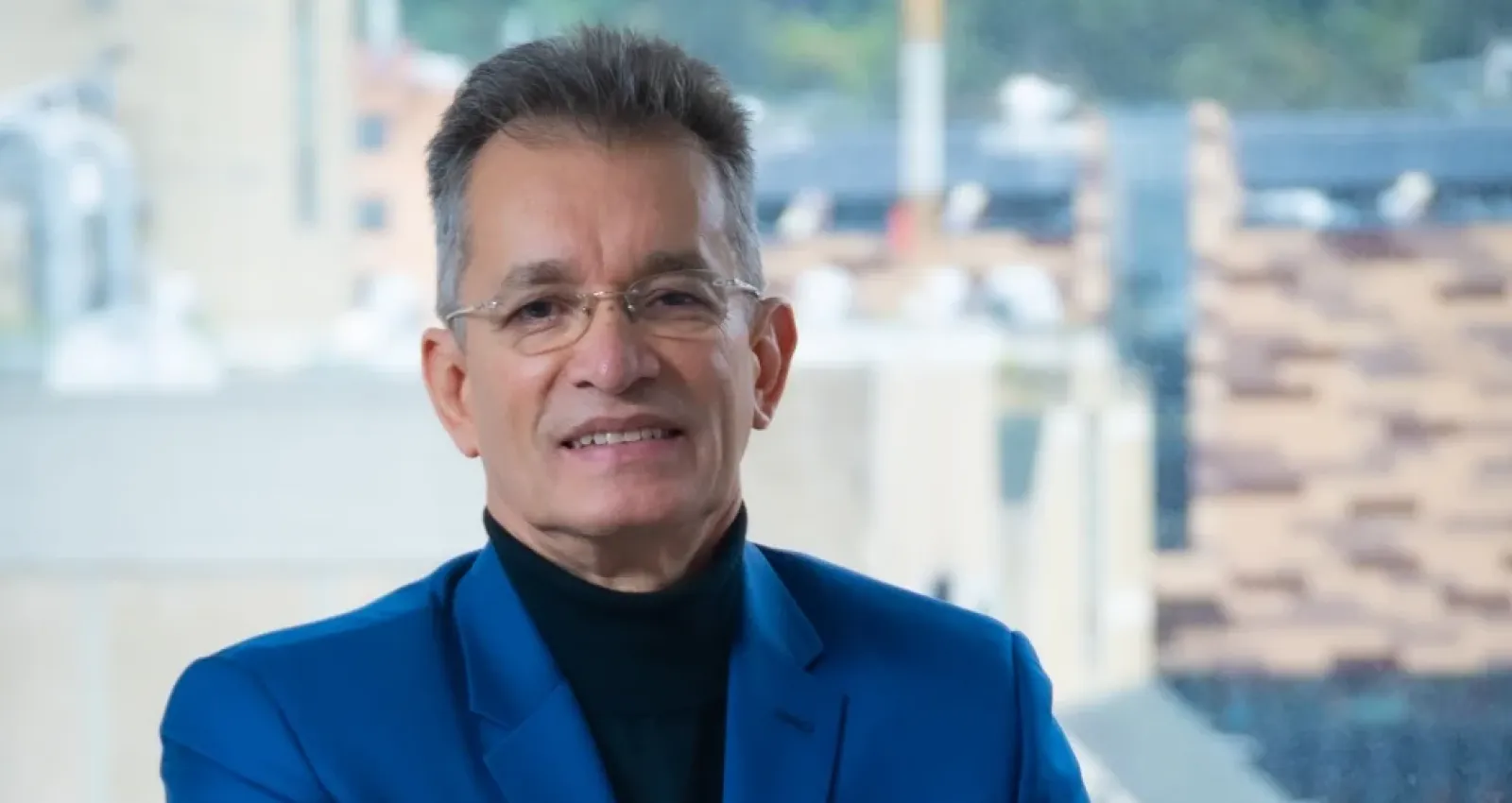 Foto de un hombre con traje azul mirando a la cámara