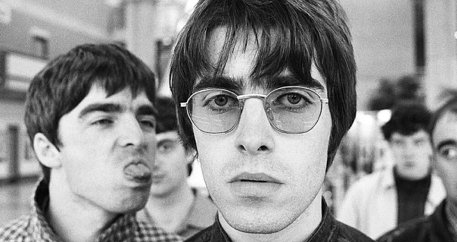 Foto de la agrupación oasis en blanco y negro