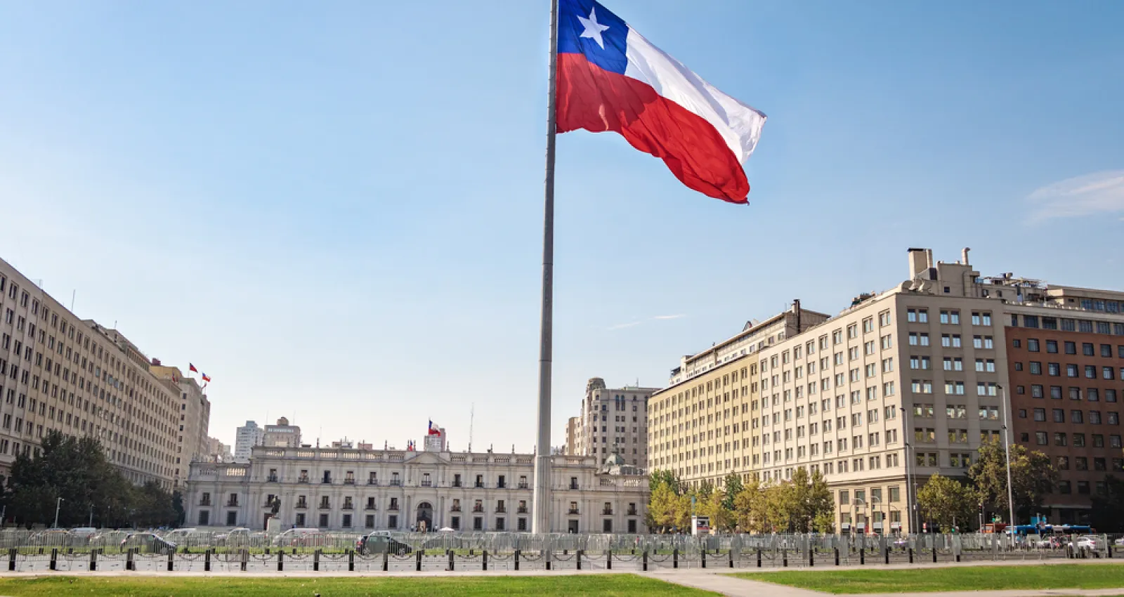Foto de la bandera de chile en la plaza central