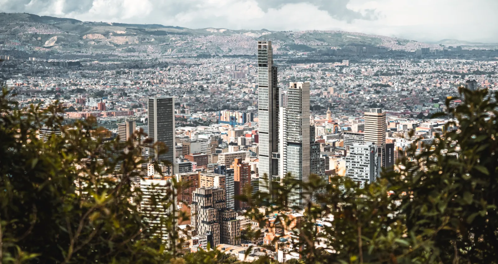 Foto de la ciudad de bogotá reodeado por arboles