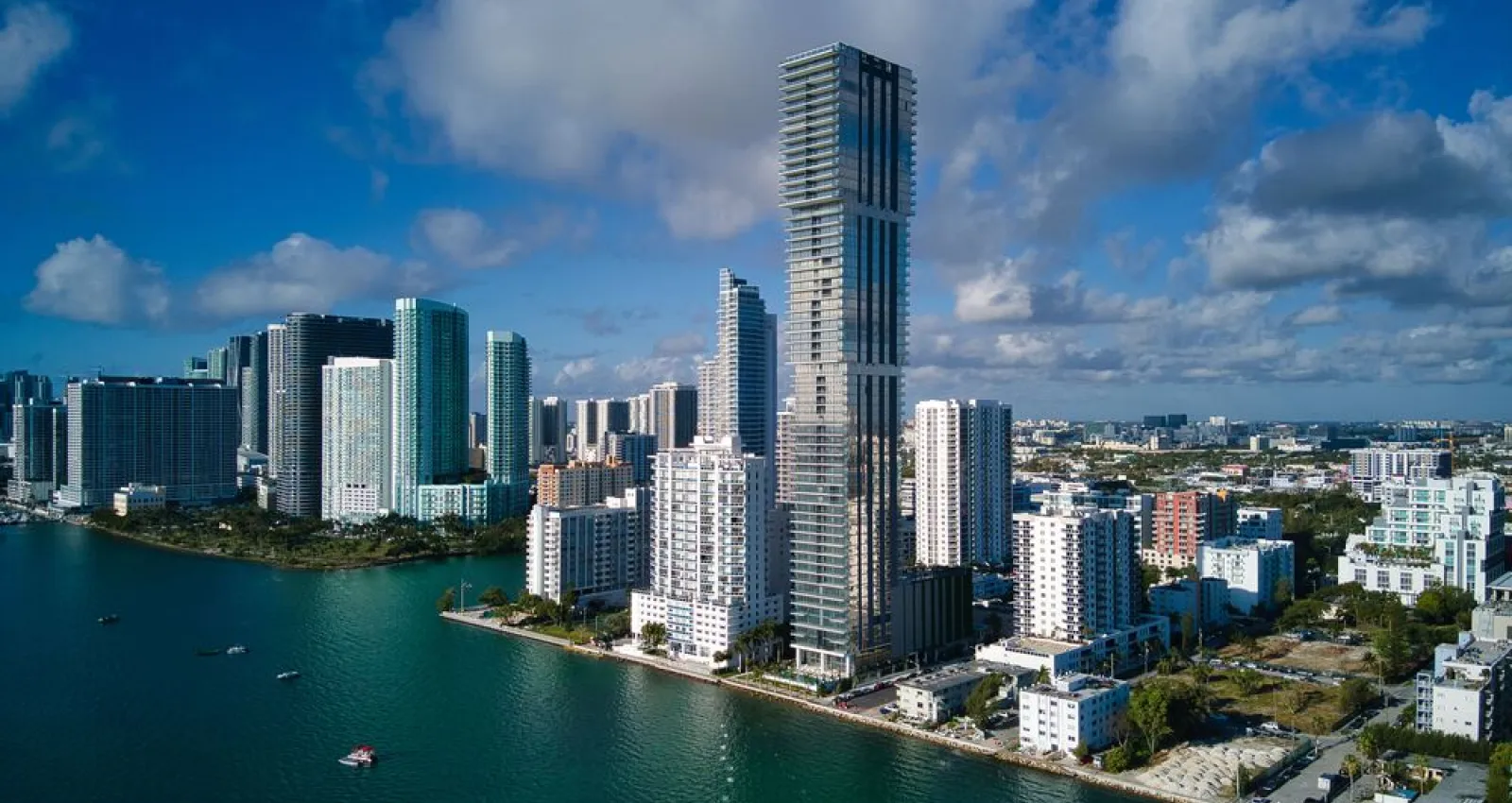 Foto de la ciudad de miami, se muestran los altos edificios y el mar
