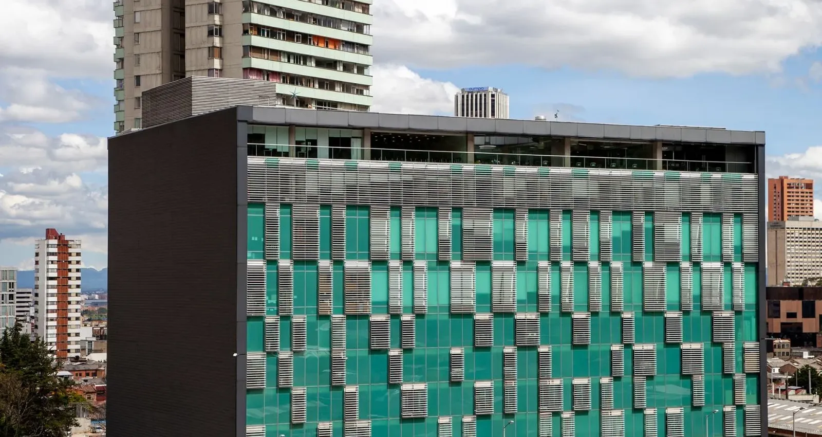 Foto de la fachada de la facultad de administración de la universidad de los andes