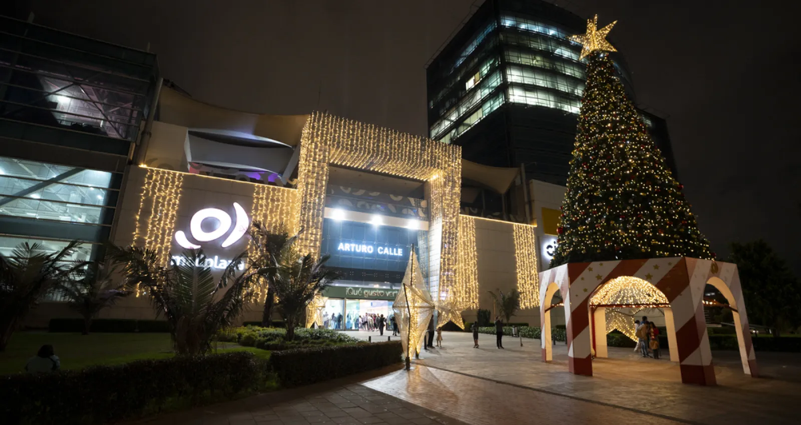 Foto de la fachada de un centro comercial con un arbol de navidad