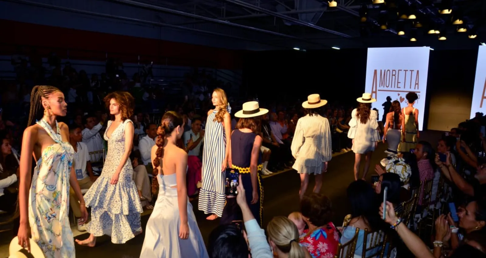 Foto de varias personas en una pasarela