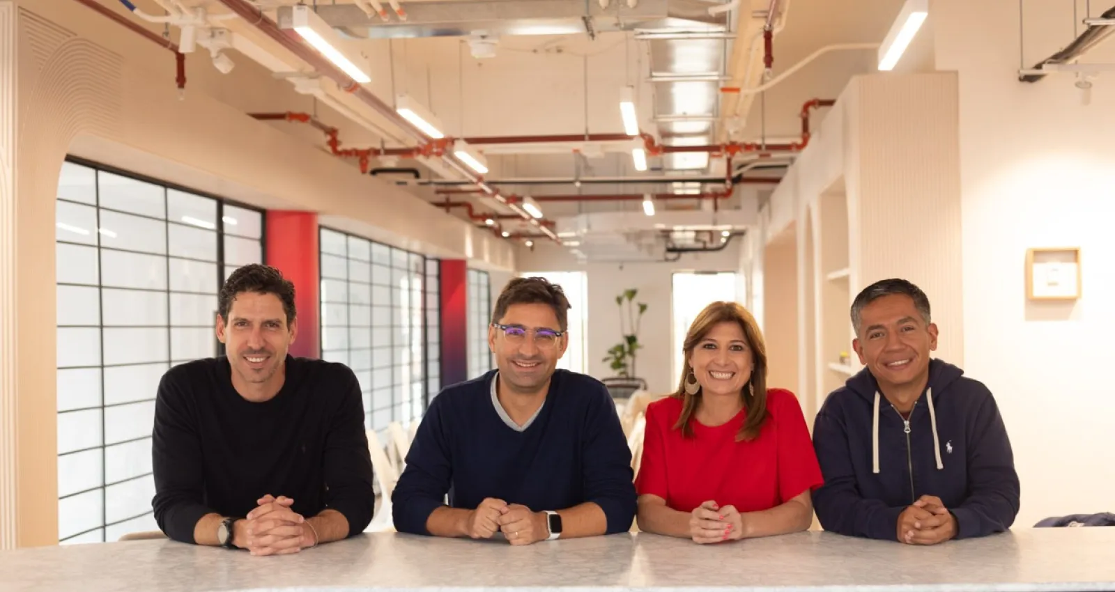 Foto de la junta de Bold, cuatro personas sentidas frente a la cámara con una mesa de por medio